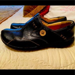 Clarks- slip on leather women’s